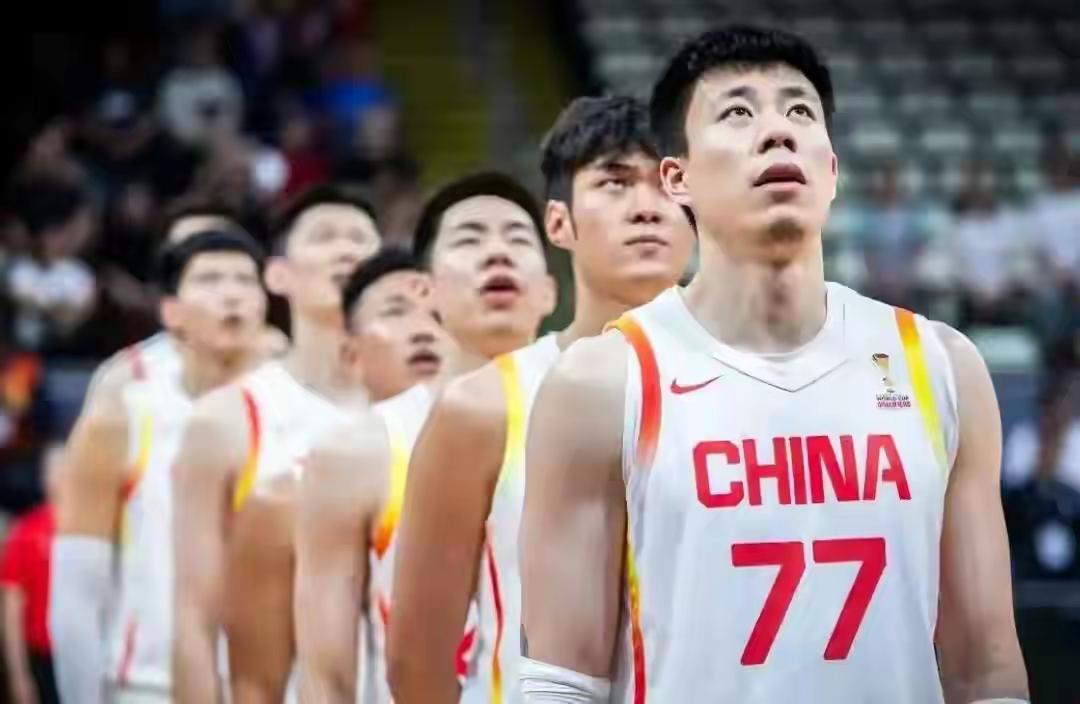 球迷表示，那些在国外打球的年轻球员千万不要回来，在外面好好锻炼身体技术，成熟稳定