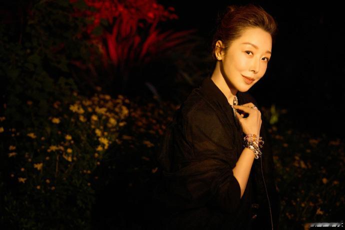 被孙悦的下颌线具象化了孙悦姐的下颌线也太绝了！说是拿尺子卡着长的都有人信，黑夜氛