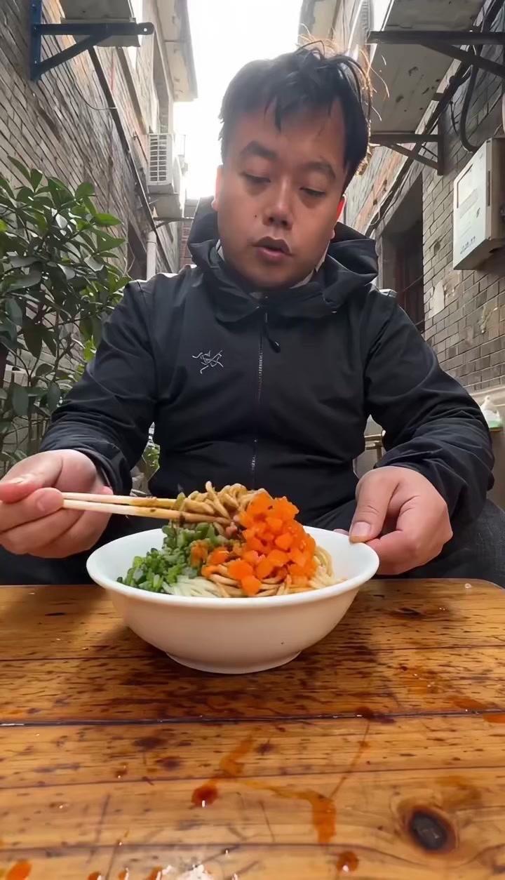 1️⃣武汉的早晨从这碗热干面开始，芝麻酱香到骨子里，每一口都是地道风味。
2️⃣