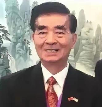 你敢相信吗？一个被美国安插在中国潜伏多年的间谍头子，竟然是个天天笑眯眯、热心肠到