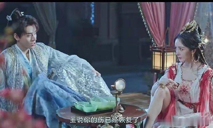 想问这个腿为啥要露的这么刻意，明明很美的画面却被一条腿毁了…… 