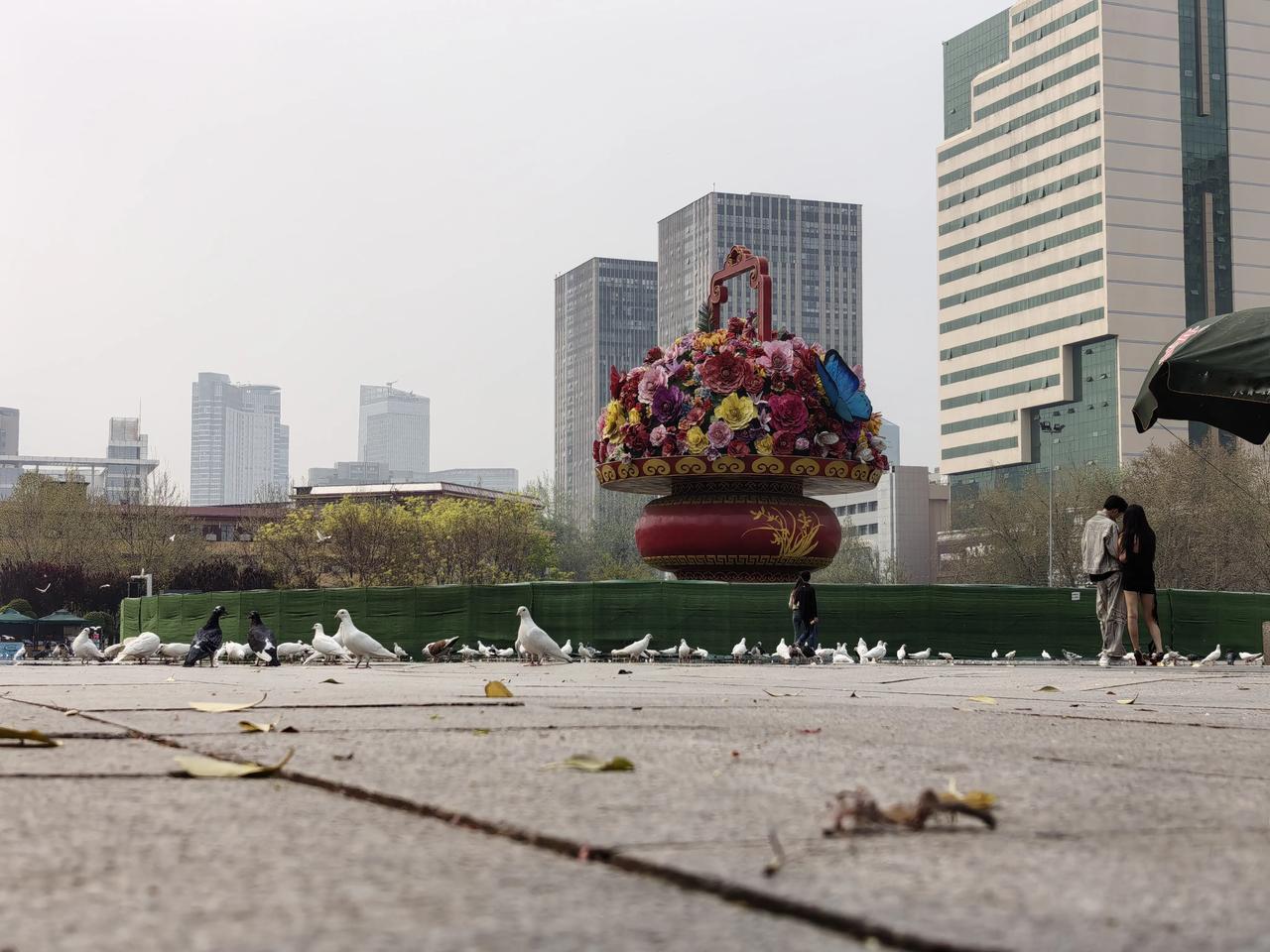 记得上学时，广安街是购物一条街，而今两边高楼林立，更显都市气息。旅行.手机随拍 