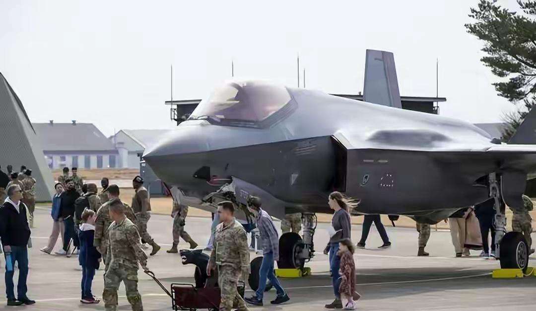 美国四处煽风点火，终将搬起石头砸自己的脚！
前脚中东战火刚停歇，后脚美军就急不可