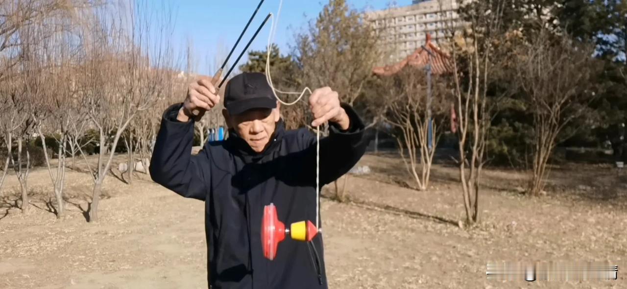 魔幻空竹确实能够锻炼身体的协调性，特别适合老年人来活动手脚，增强体质。