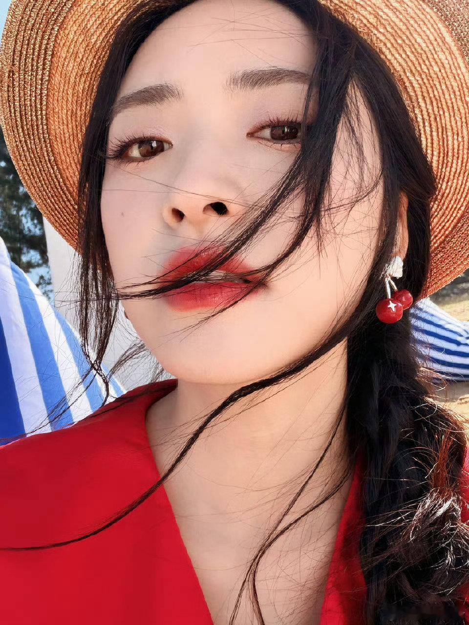 沈月官宣加盟亲爱的客栈亲爱的客栈沈月上线营业！从青涩小帮手到靠谱助理管家，一路成