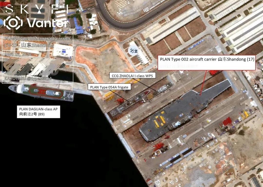 这是4月26日的最新影像，山东舰的飞行甲板原有的标识线已经全部铲除了，防滑涂层翻