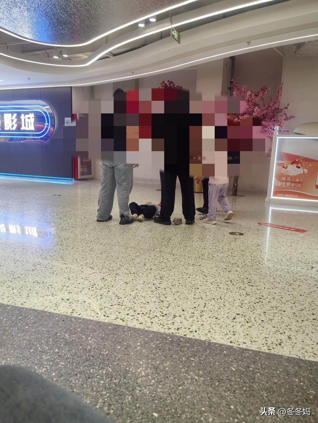 只有当父母的才懂这种崩溃吧…

   今天一家三口约好先在京东商场看场电影，再吃