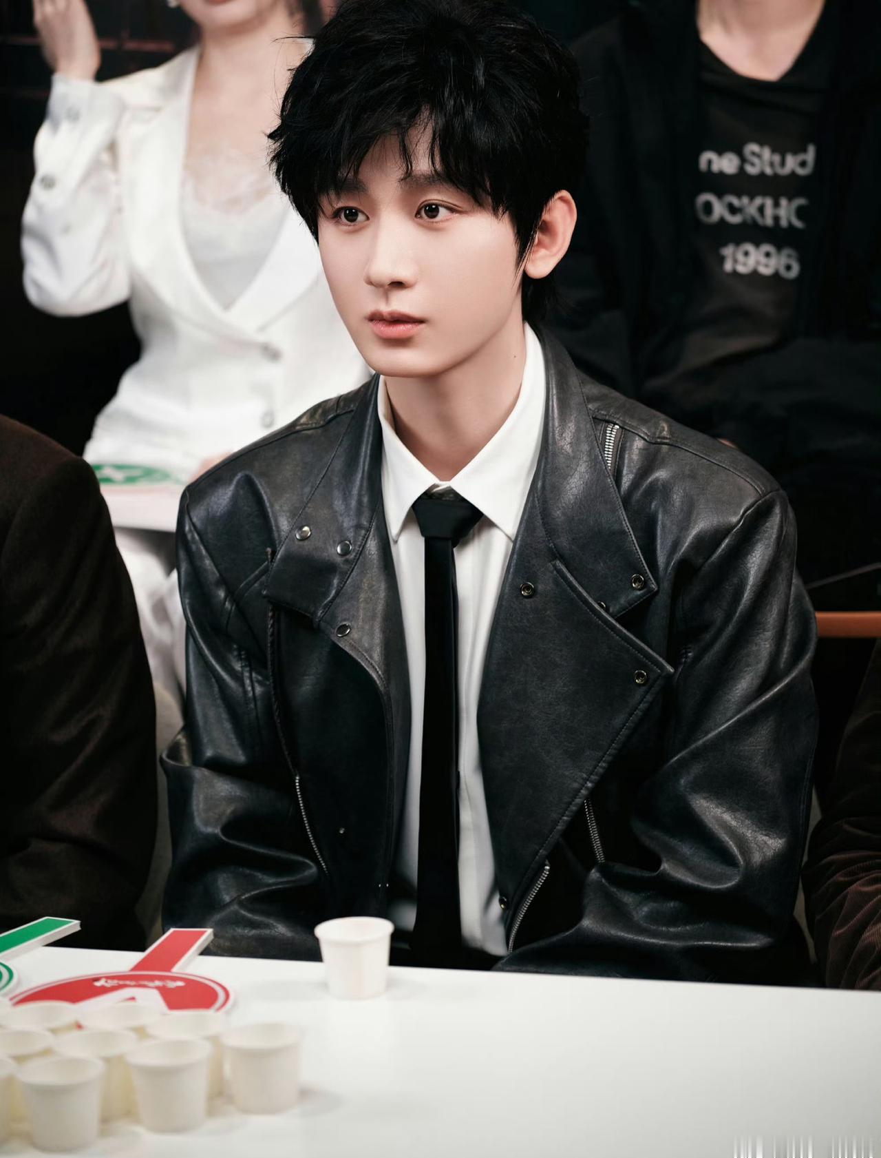 cy成毅剧宣vlog 

成毅即便站在光环中央，你依然习惯性地退后半步，把舞台让