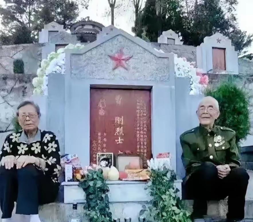 泪目了！2022年，两位老人感觉去日无多，趁有生之年千里迢迢来到儿子的墓前，他们