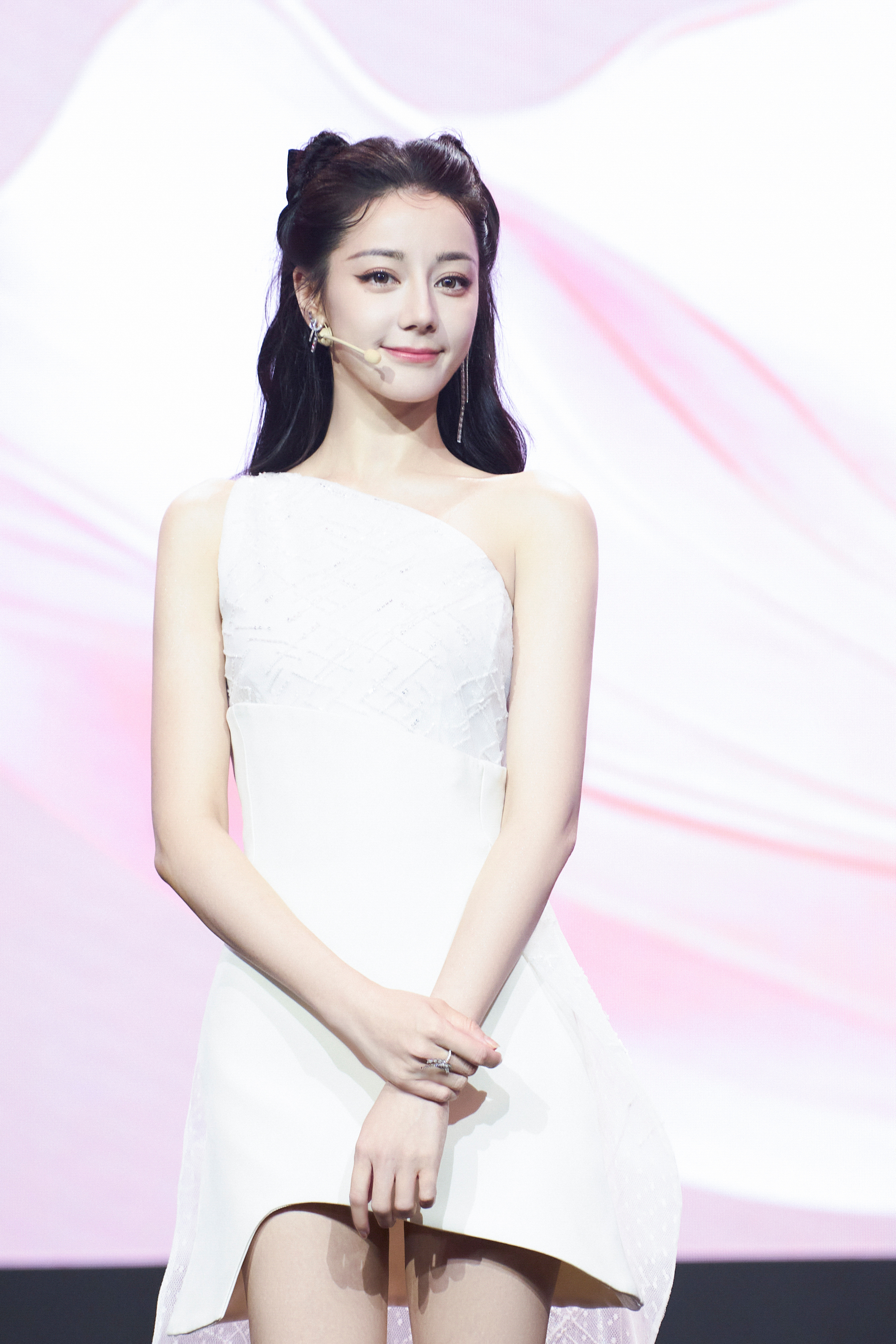 迪丽热巴  玉足脚脚顶不住，发射发射＞＞＞💕💕💕 曝迪丽热巴与嘉行到期不续