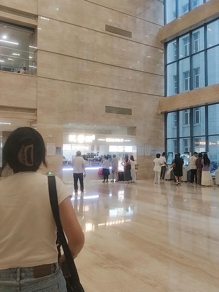 土包子进城开了眼想了教师节了，沈阳医院里都有奶茶店了[捂脸]