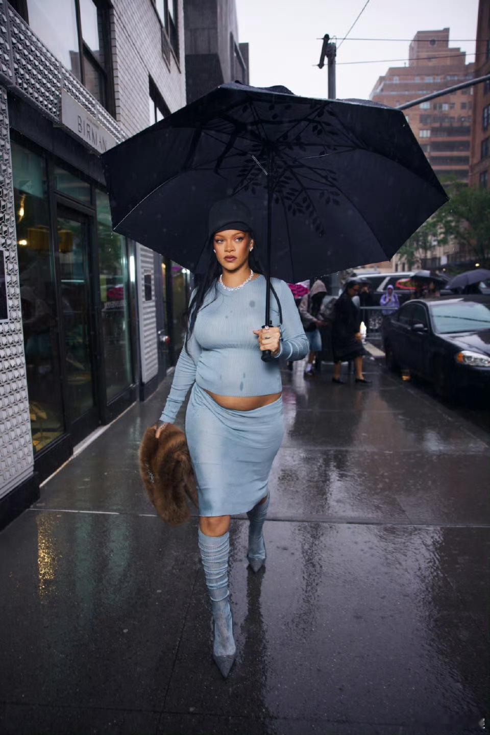 Rihanna官宣怀三胎 压轴登场Metgala 官宣怀第三胎🤰🏼 ​​​