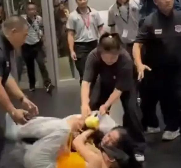 最近闹得沸沸扬扬的中国女生泰国追星事件，后续结果出来了。

事情发生在曼谷一场线