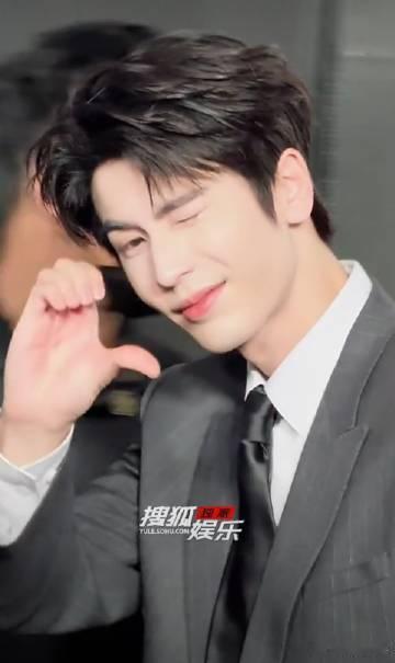 张凌赫比心wink 张凌赫追剧团比心wink好帅！张凌赫wink比心 这一秒过火