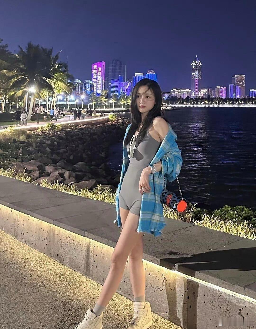 吴宣仪：连体衣的正确穿搭方式，学会了吗 