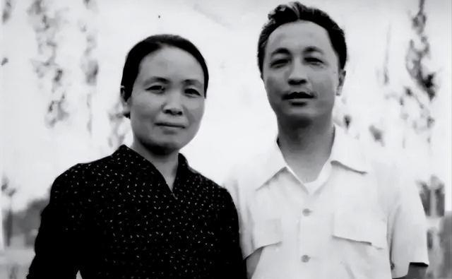 相伴50载，发现丈夫背叛证据后她绝食而亡，次年丈夫把情人娶回家

1985年，北