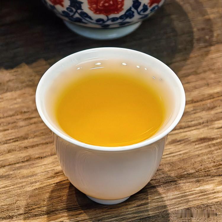 《茶静如日·鹧鸪天变体》
碧瓯烟袅绿如纱，茶静沉沉似日华。初苦犹存尘世味，终甘恰