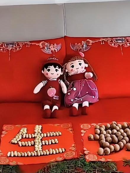 理发店里，两位不相识的女士聊天。
A：完成任务了么？
B：没有呢。
A：儿子多大