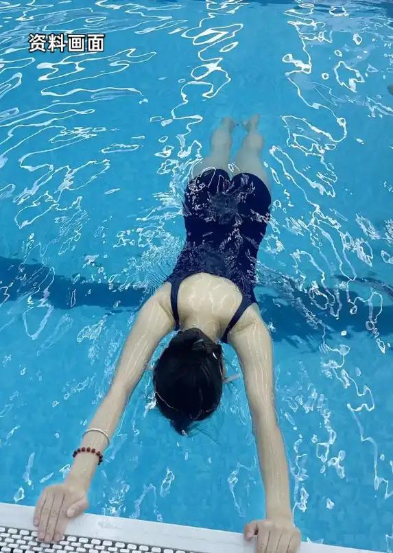7月22日，上海青浦的公共泳池，一男子借着潜水对女子实施猥亵。
张女士和朋友在当