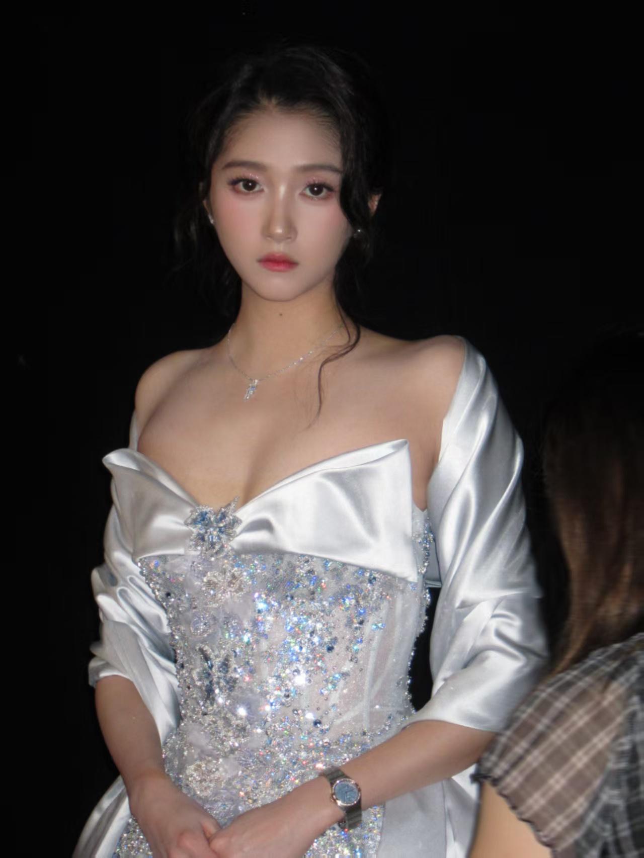 关晓彤分手后开始放飞自我，各种造型越来越大胆，国民闺女开始走性感路线。以前的关晓