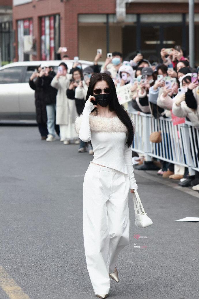 虞书欣全白一字肩虞书欣毛领一字肩 虞书欣毛领一字肩 