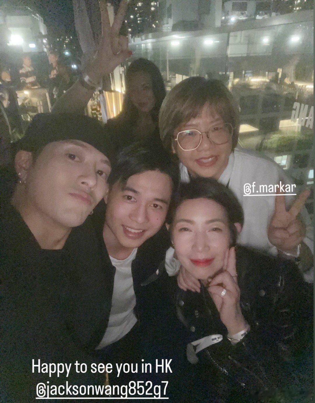 芷珊姐姐昨晚也去TWDap啦感觉是很久没回家约上好友聚会一样 爸爸妈妈也在☺️ 