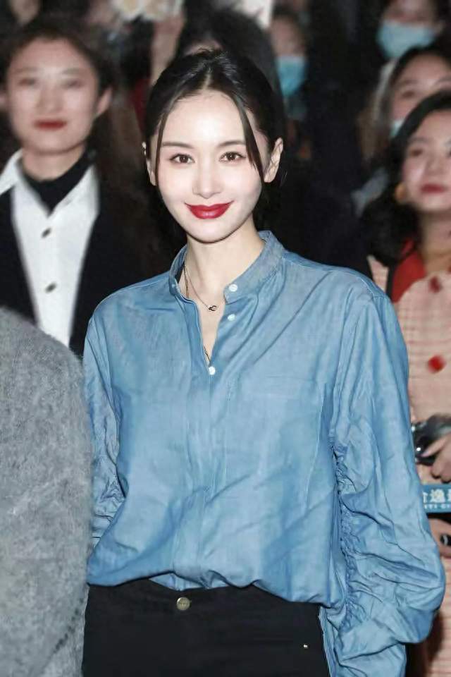 衬衫一定要搭配半身裙，学王子文配黑色牛仔裤，减龄且显瘦又显高