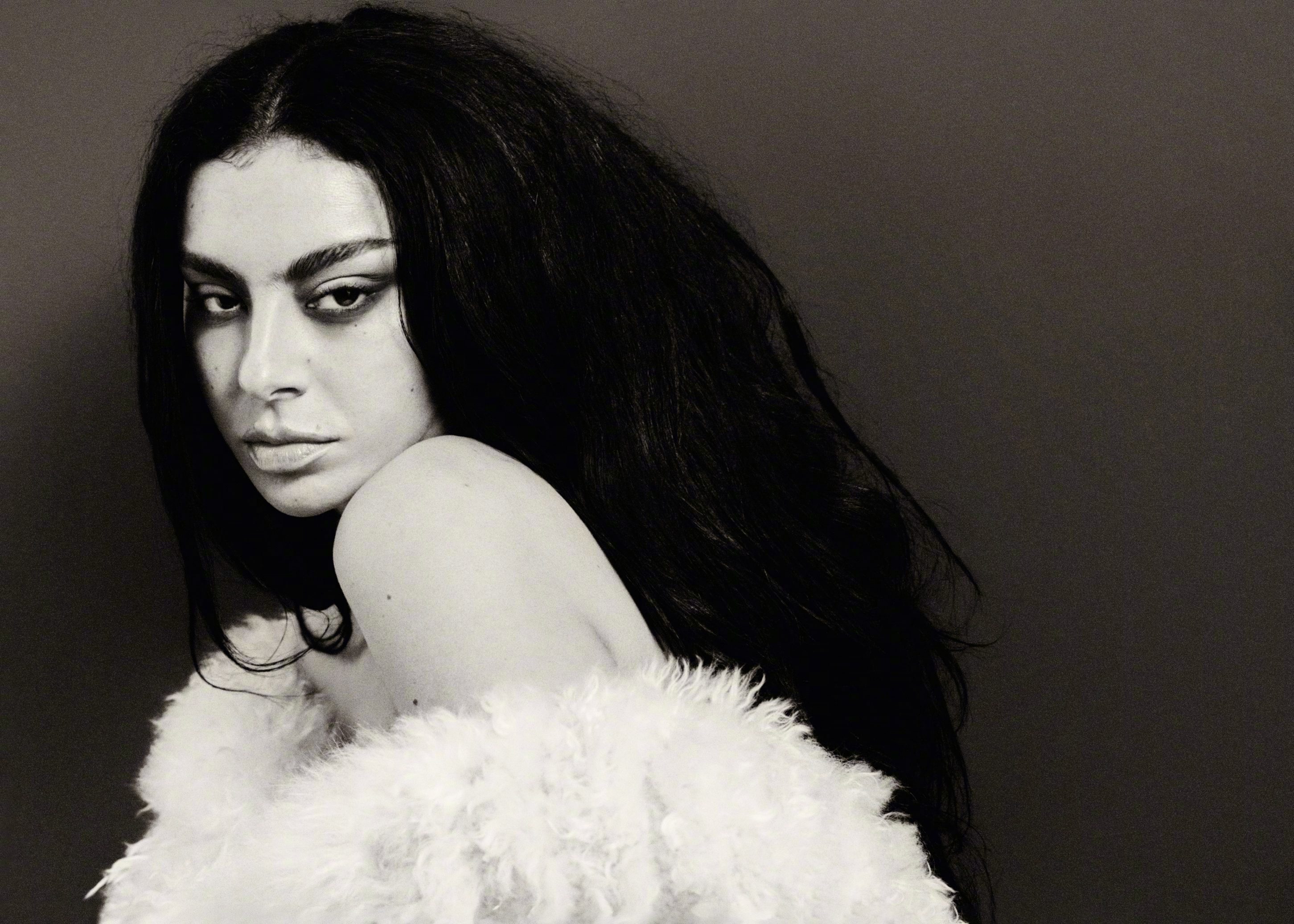 UK Vogue May 2026  英国版五月刊封面人物，“洗茶” Charl