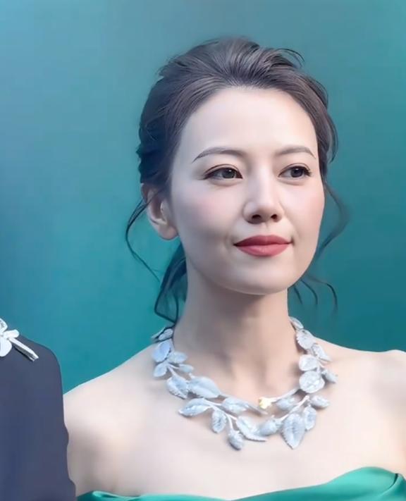 今晚刷到她的侧脸。
四十六岁了，像没被岁月亏待过。
那种自然的皮肤，扎心得让人无