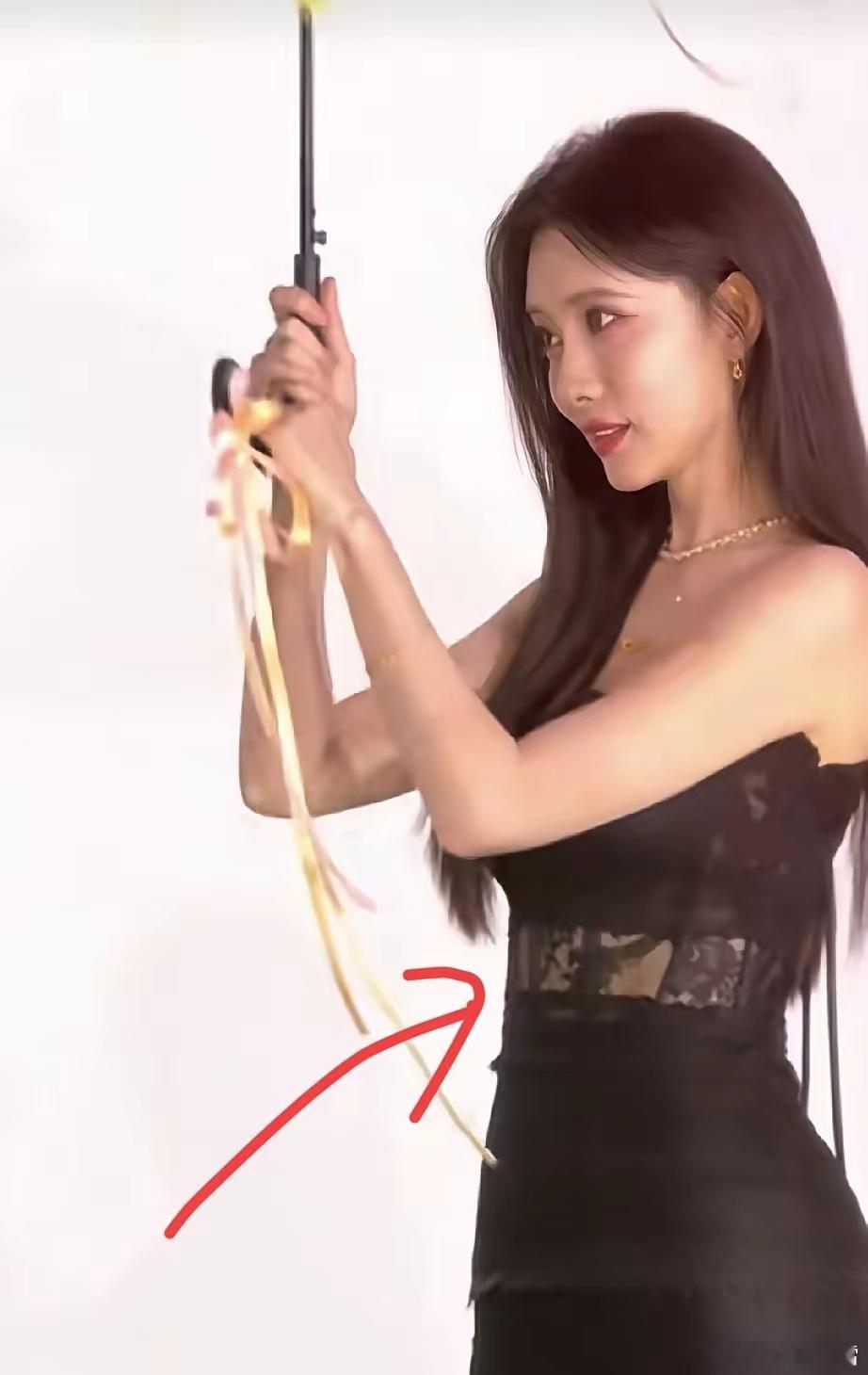 你可以说孟子义是个搞笑女也可以说她演技不行但是有一点你不得不承认，她那小腹平得确