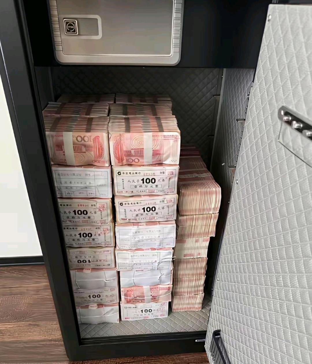 人在钱之上，人就是钱的主人，人在钱之下，人就会沦为金钱的奴隶。现如今，这个社会，