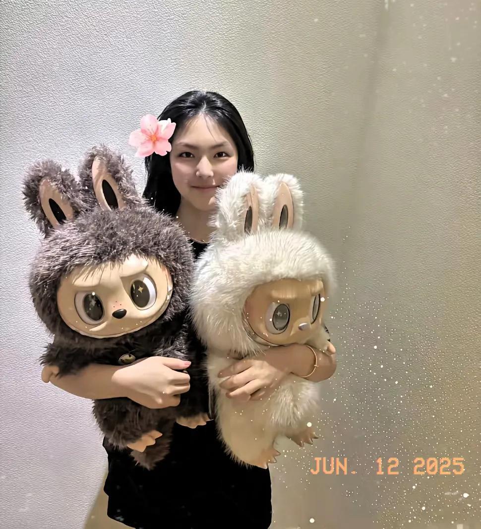 李湘又晒女儿王诗龄了,抱着两个超火的Labubu玩偶。

Labubu玩偶是当前