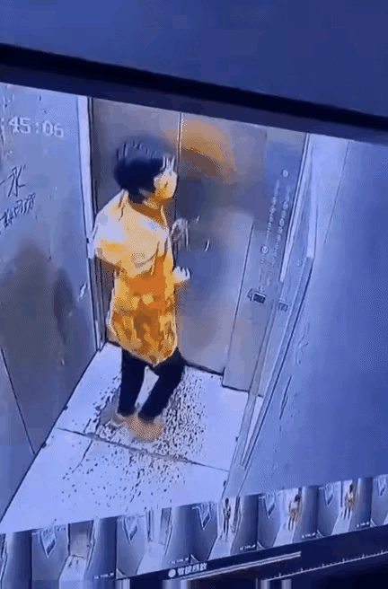 电梯里一定不要玩耍，不然电梯不惯着