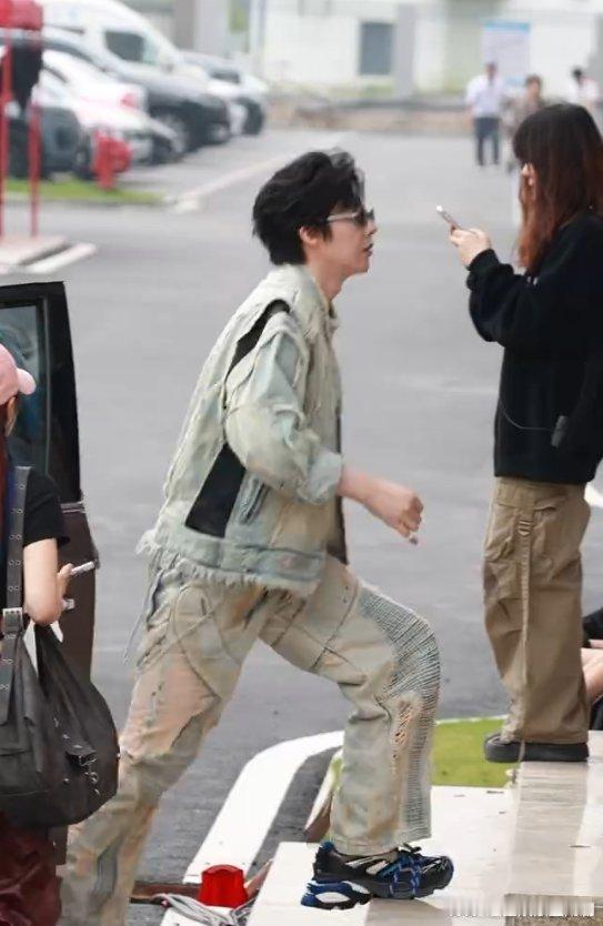 刘宇宁开推破洞牛仔裤刘宇宁这破洞牛仔裤造型自带高光特效，白花花的裤腿、马丁靴，再