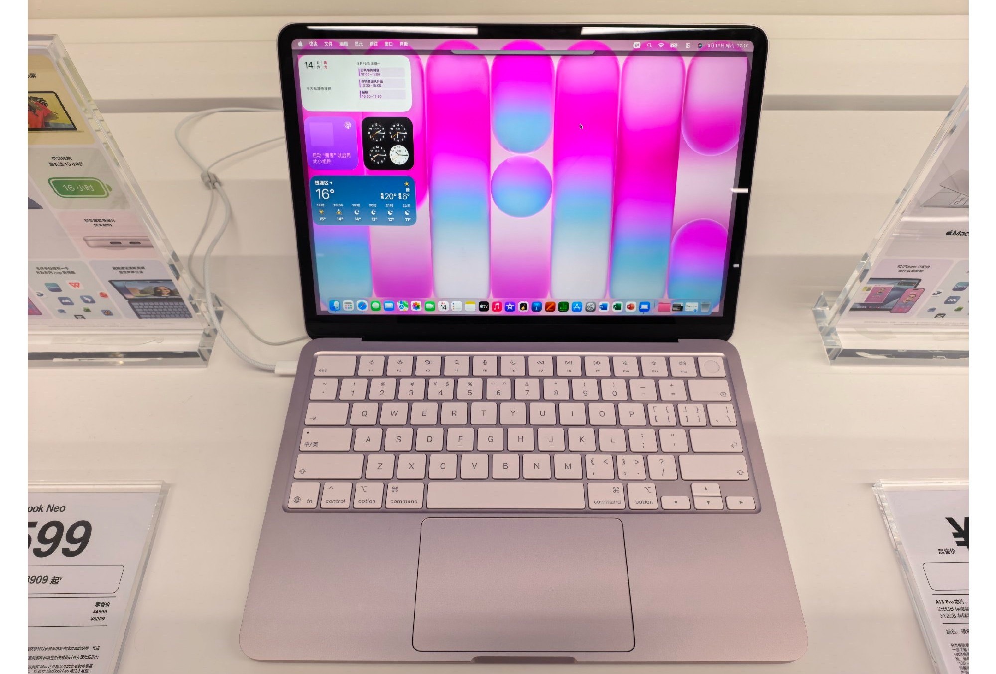 MacBook Neo的外观设计还是很出彩的嘛，绿色、粉色两款清新配色吸睛度拉满