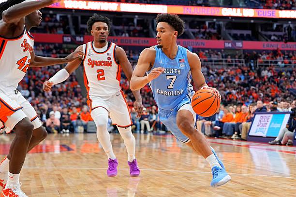 全美第18号种子北卡罗来纳大学坐镇主场以77比74险胜了全美第24号种子路易维尔