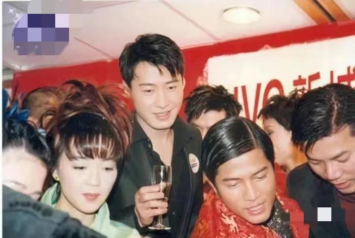 贵公子和他的东南亚马仔[大笑]
郭富城这造型也太朱碧石了