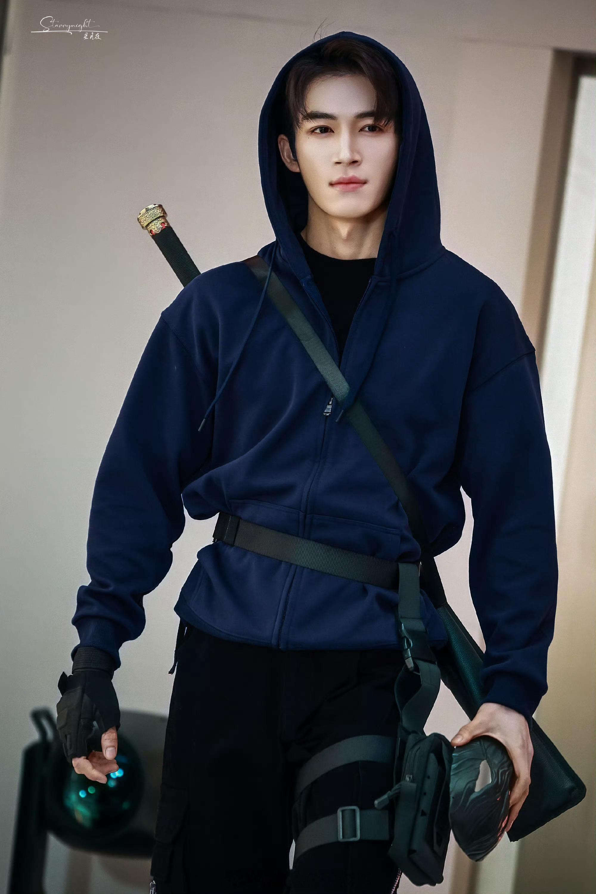 王星越cos张起灵！！帽衫黑金刀，这个小哥有点帅诶双11疯狂好六夜 ​​​