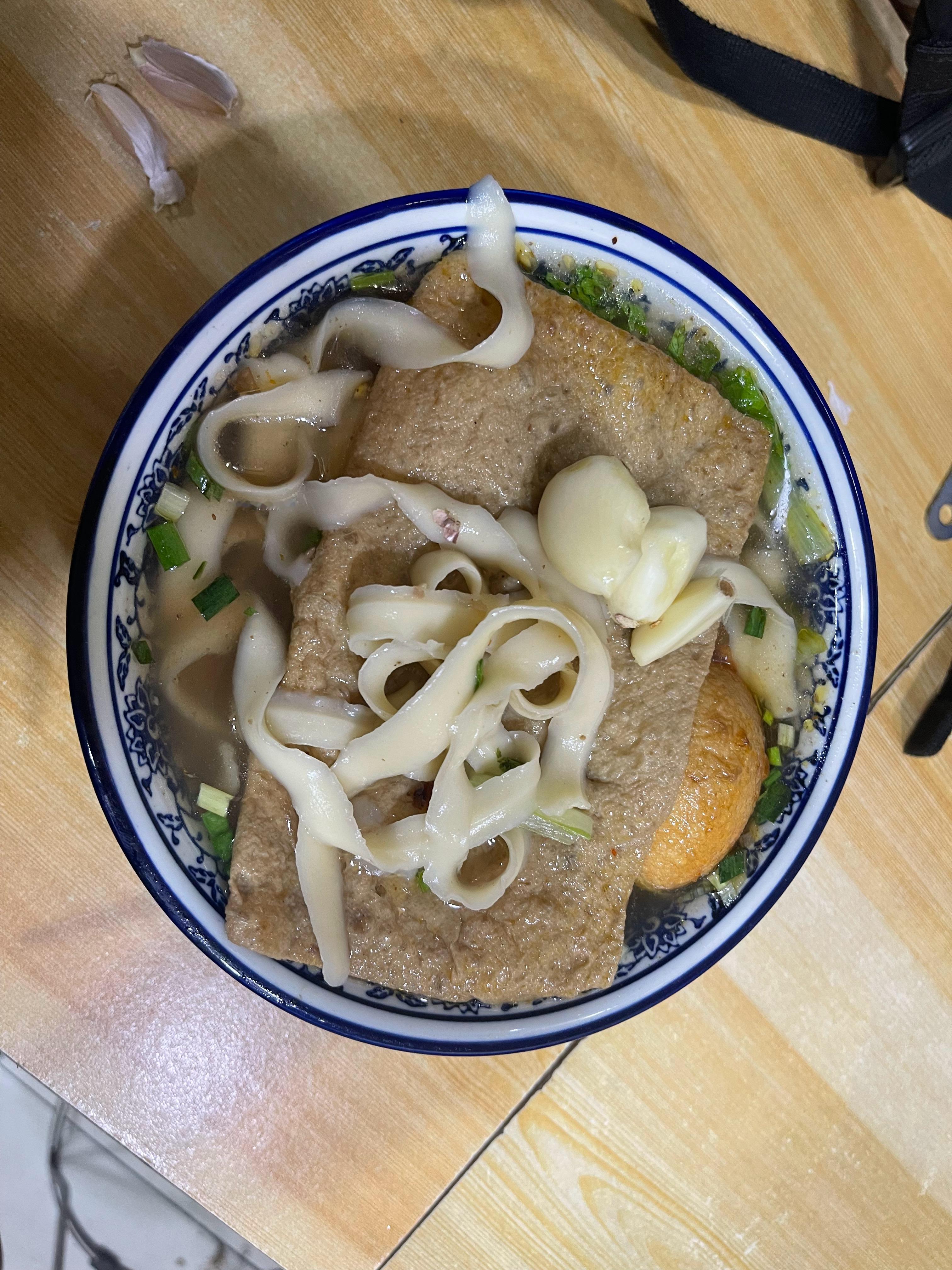 吃兰州刀削面怎么能少得了蒜呢？  ​​​