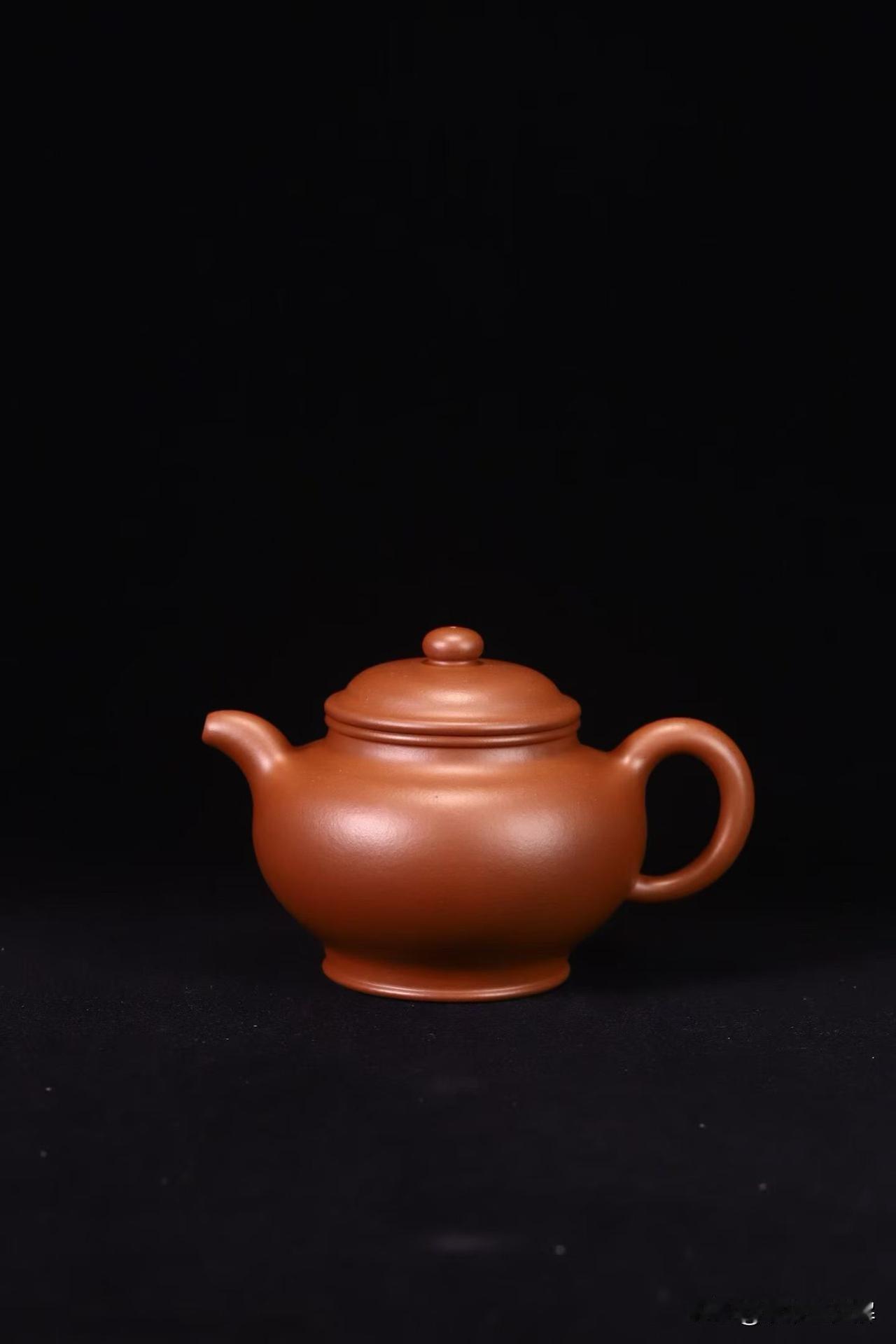 紫砂壶为什么会发霉？是泥料问题吗？
昨天一位壶友发来照片：一把紫砂壶两三个月没用