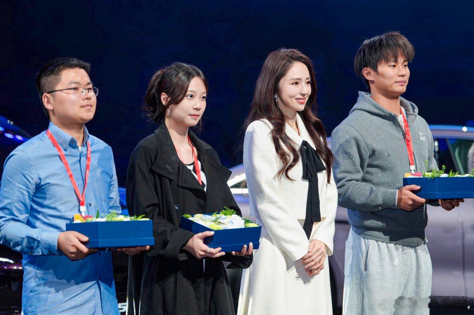 董璇完全让我觉得很心动，岁月不败的美人真的是变得具象化，美好的状态真的是感受到整