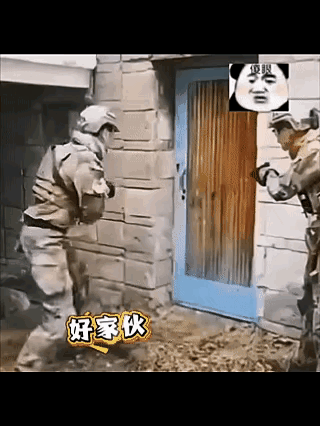 法国特种兵进行反恐演练，恐怖分子躲在房间里负隅顽抗。两名特种兵一人警戒，一人奋力