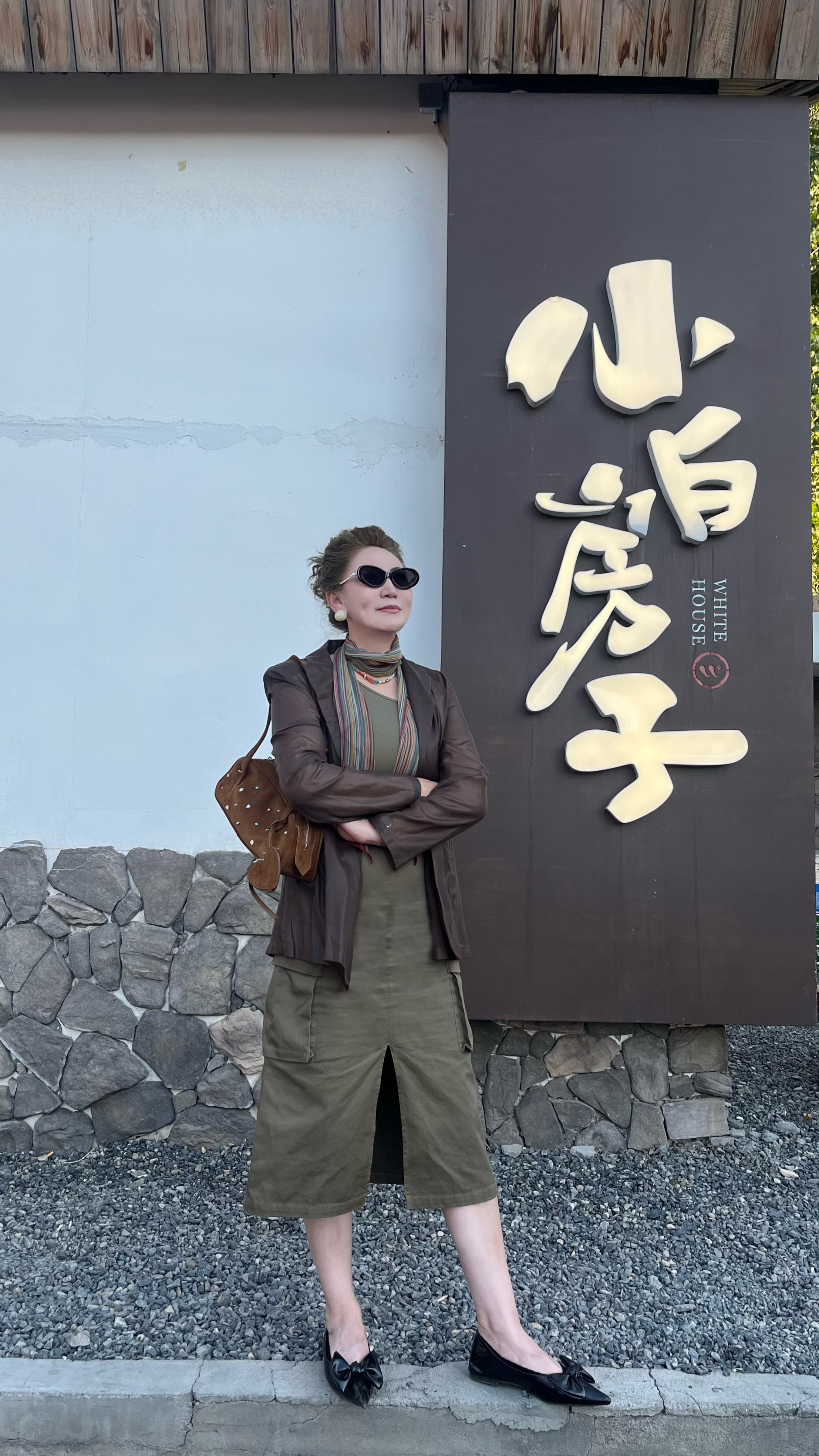 跟小姨出来挺爽的只要给她拍照帮她p图提供情绪价值她就带我吃带我喝给我买最重要的是