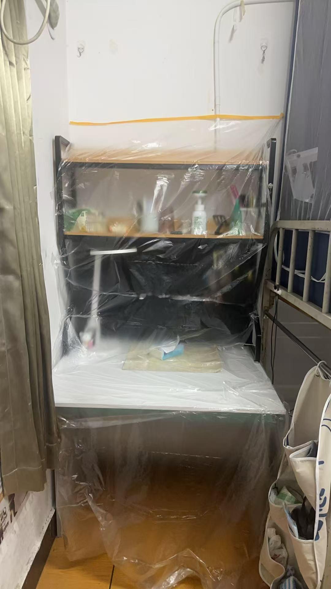 时间好快，哥哥的大一生活告一段落爸爸下班后去学校接哥哥回家这也是在本地上大学的好