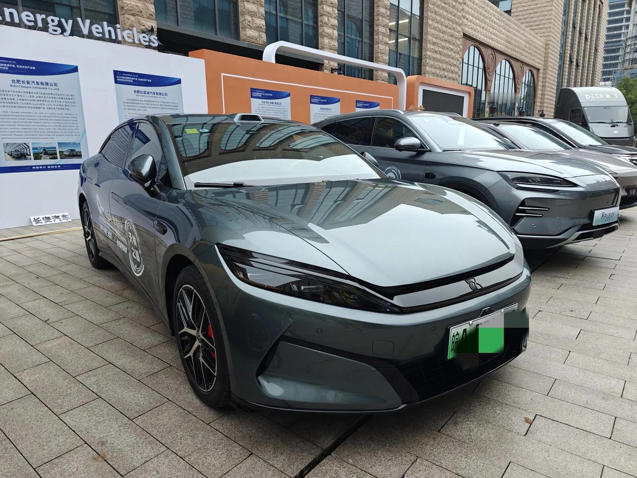 比亚迪汉首先达到的就是合资的B级车，因为它确实太像合资的B级车，甚至是C级车，用