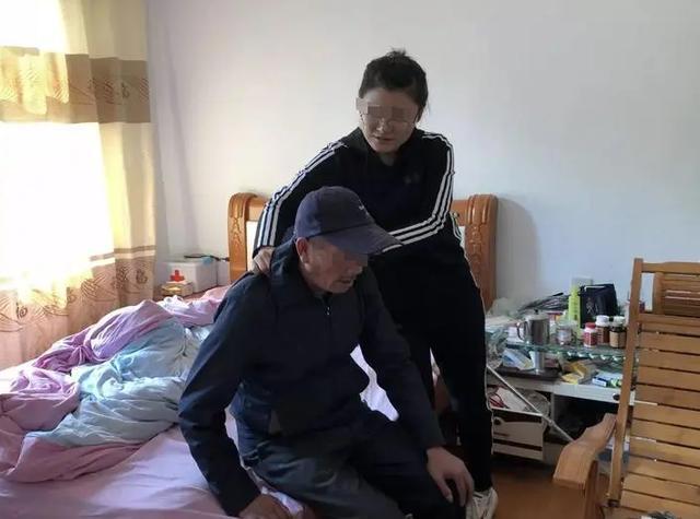 在医院的病房里，一位老人躺在病床上，多日吃不下东西的他，突然微弱地说：“面汤，我