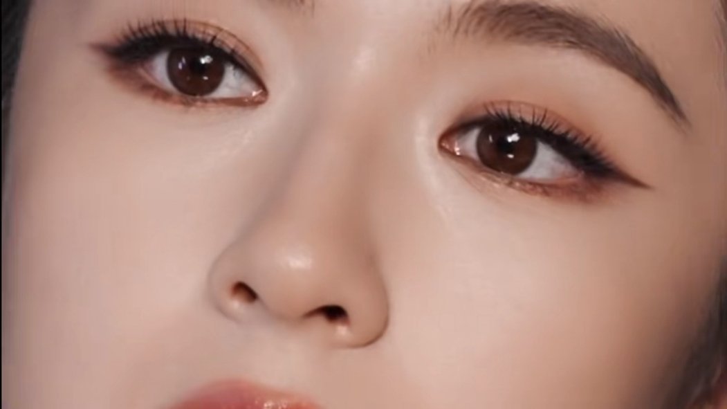 李兰迪 被花絮美晕了，兰迪这张脸就适合怼脸拍，这清晰的下颌线，漂亮的琥珀眼睛，高