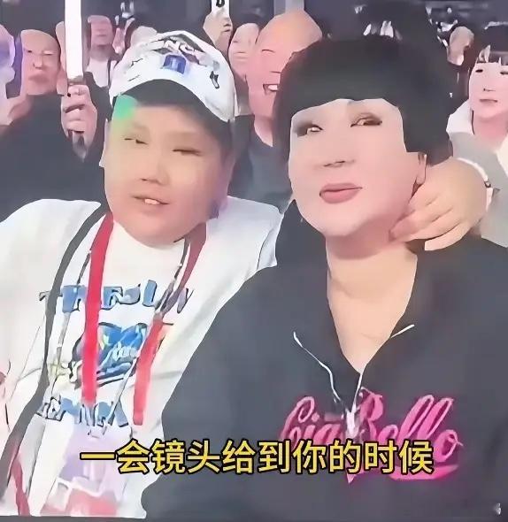 师娘王惠现身岳云鹏演唱会，两人同框像母子俩，十岁郭汾阳抢风头 ！ 