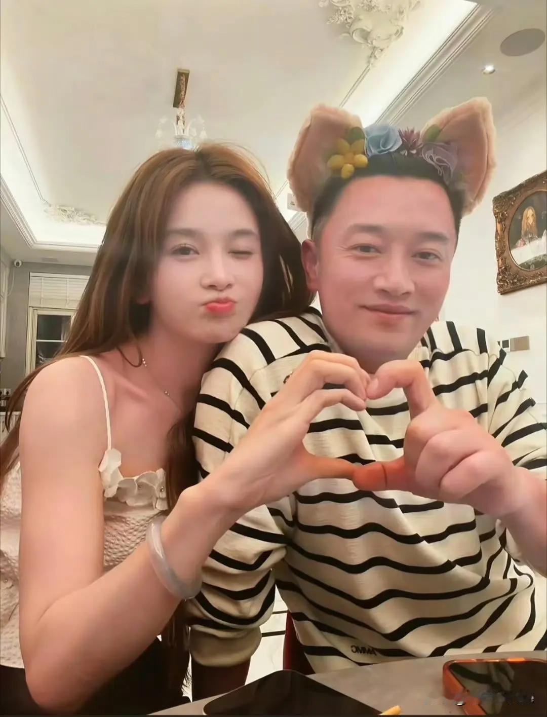 赵樱子在和蒋毅抄CP时，她也是有男友的，一位小她12岁的素人，她自己在直播间公开