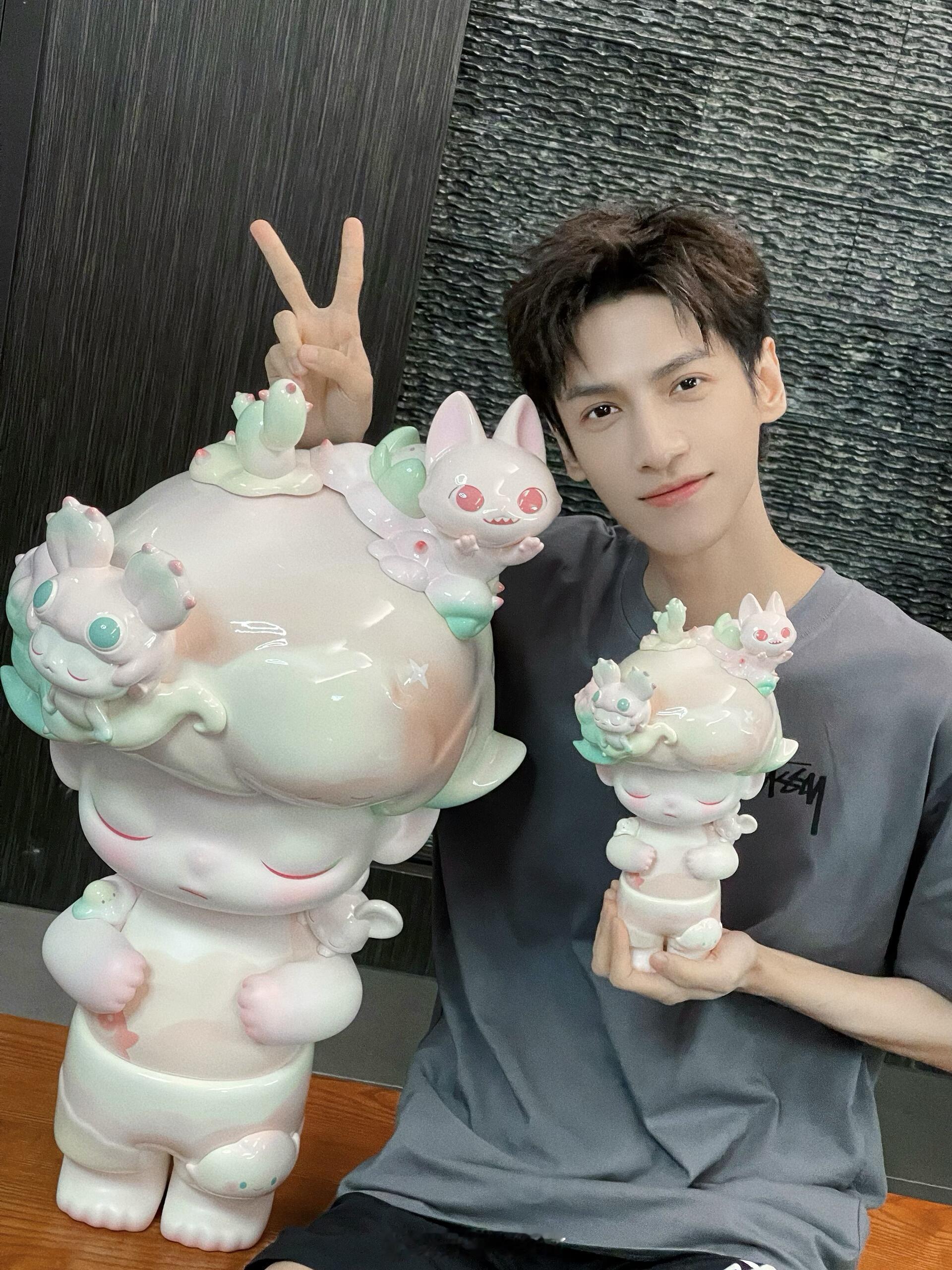 罗云熙晒库存提问：第一张图一共有几只狐狸🦊！ ​​​